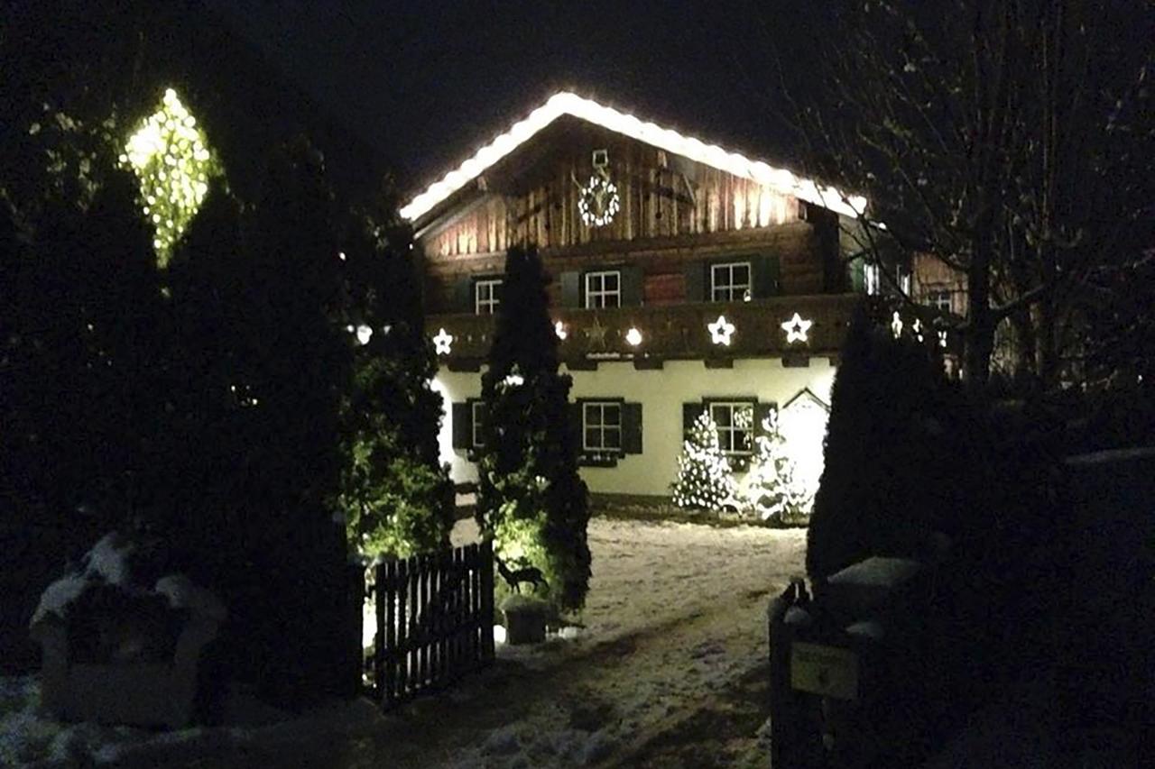 Forest Chalet, 15 Min To Salzburg Olt Town, And Most Beautiful Lakes, Secluded Location, 1,000 Sqm Garden, Mountainview, Panorama Sauna, Bath Whirlpool, Bbq&Bikes&Sunbeds For Free, Up To 10 P Golling an der Salzach Buitenkant foto
